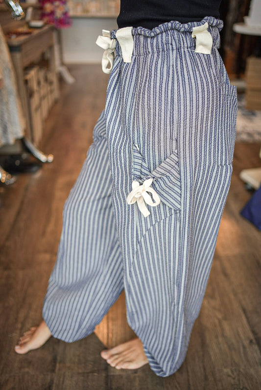 BOW DETAIL STRIPE TEXTURED PANTS