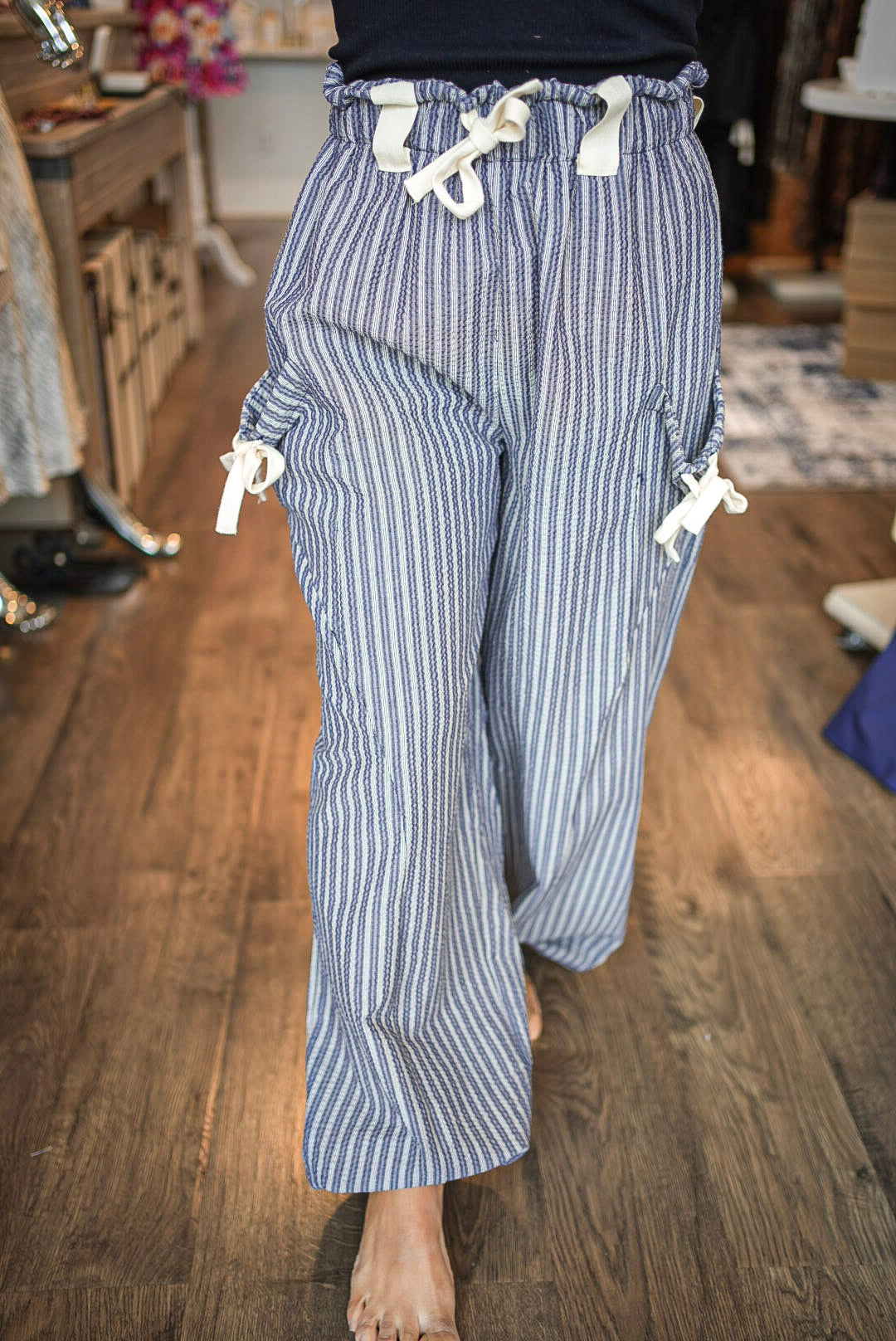 BOW DETAIL STRIPE TEXTURED PANTS