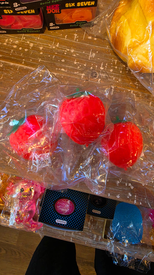 SMALL STRAWBERRY SQUISHY